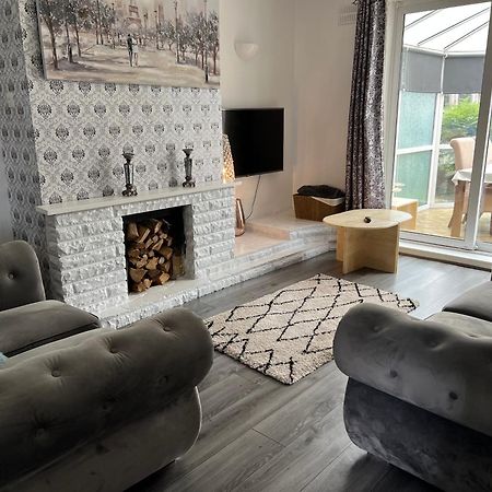 Treetops - Sleeps 8 Entire House Private Parking Close To Town Centre And Stadium Wigan Bagian luar foto