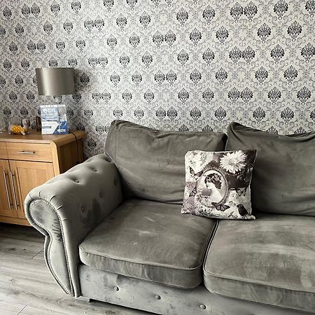 Treetops - Sleeps 8 Entire House Private Parking Close To Town Centre And Stadium Wigan Bagian luar foto