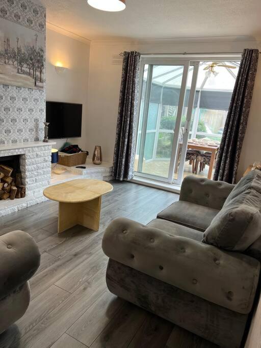 Treetops - Sleeps 8 Entire House Private Parking Close To Town Centre And Stadium Wigan Bagian luar foto