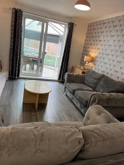 Treetops - Sleeps 8 Entire House Private Parking Close To Town Centre And Stadium Wigan Bagian luar foto