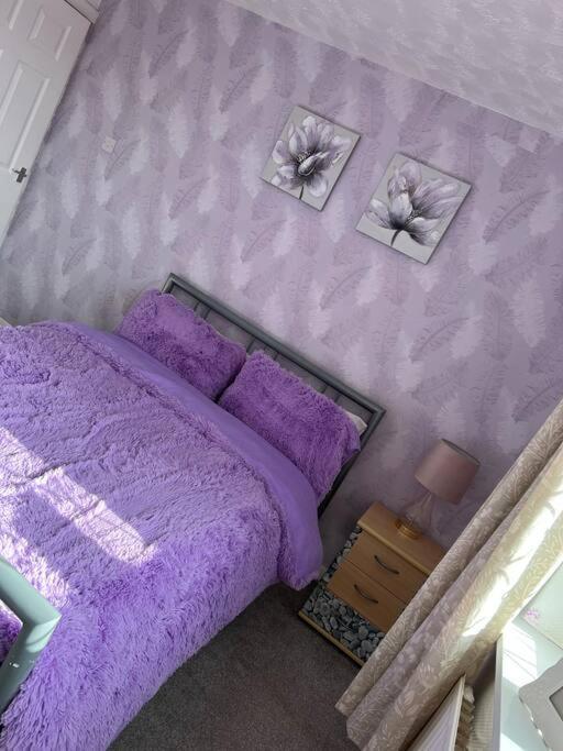 Treetops - Sleeps 8 Entire House Private Parking Close To Town Centre And Stadium Wigan Bagian luar foto